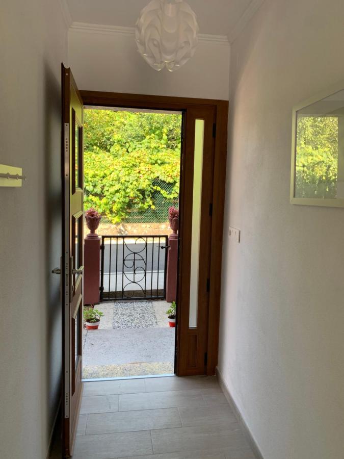A Casa Vermella Con Jardin A 10 Minutos De Santiago De Compostela Apartment Ortono Exterior photo